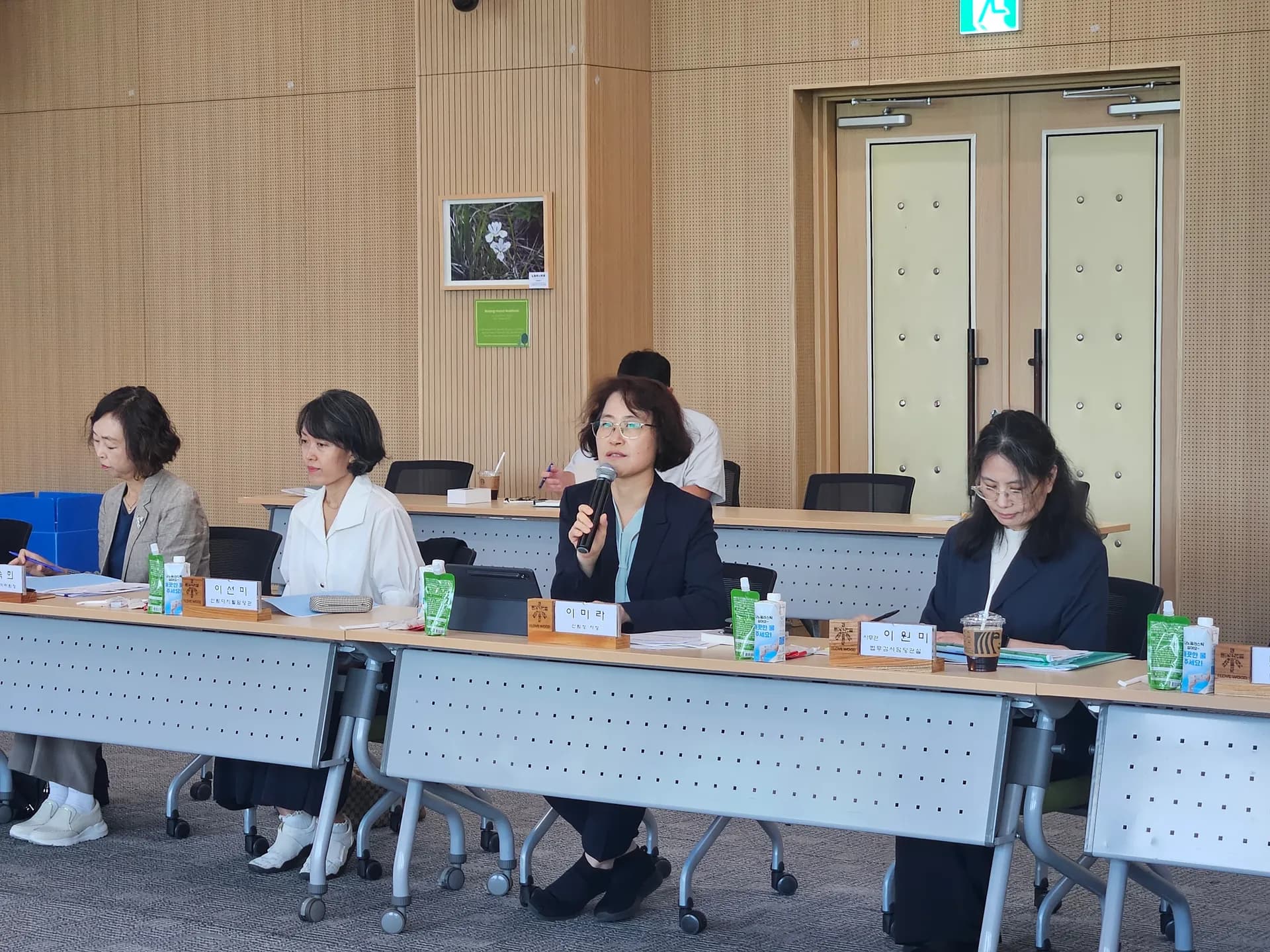 사진1. 이미라 산림청 차장(오른쪽에서 두 번째)이 3일 국립세종수목원에서 ‘제8기 산림청 정책자문위원회 기획조정 분과회의’를 하고 있다.jpg