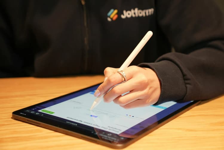 복지 현장서 태블릿으로 즉시 신청 가능해져...모바일 행복이음 전자서명 도입, 원스톱 복지서비스 실현