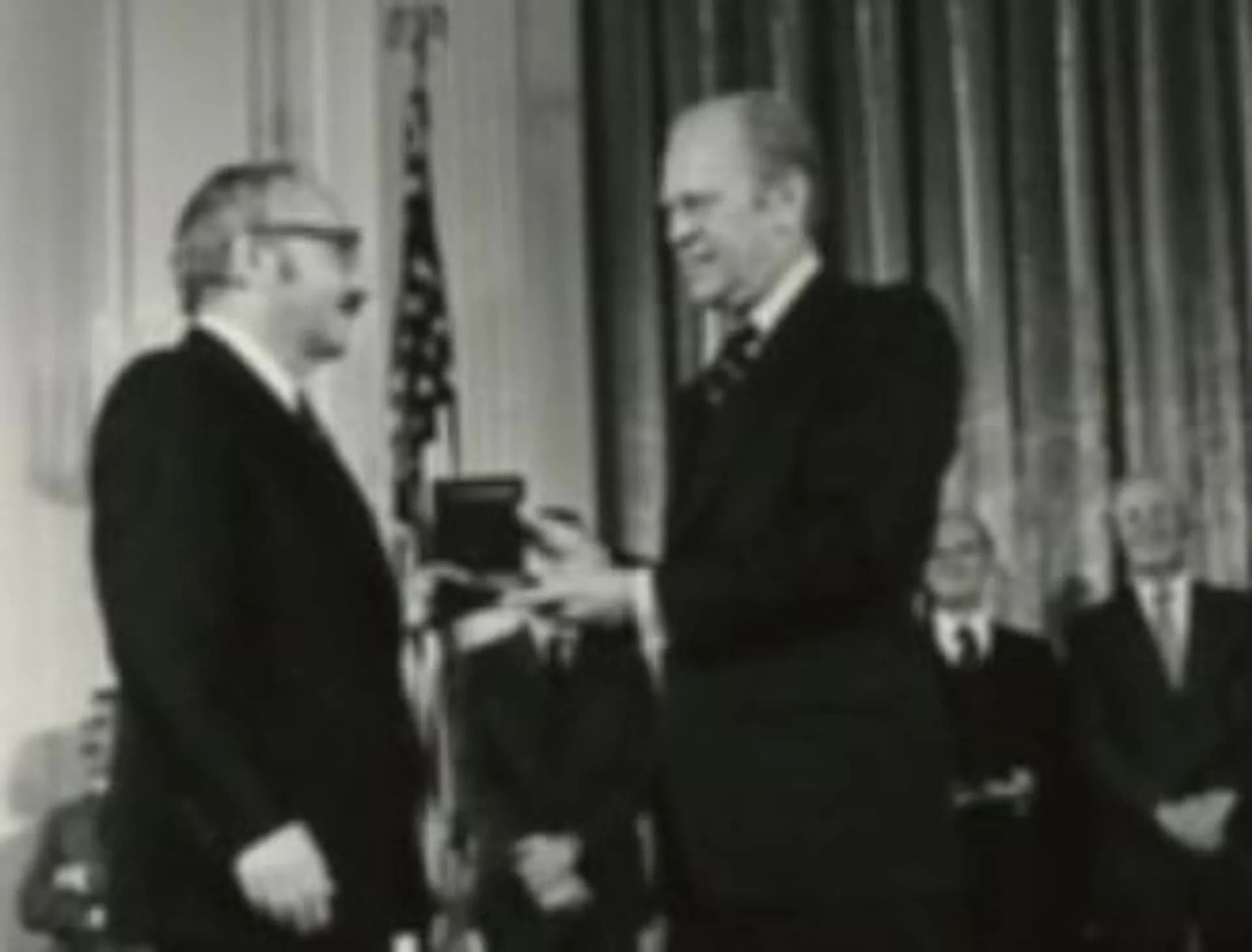 제랄드 포드로부터 국가과학기술메달을 수여 받는 조지 단치히, Gerald R. Ford Presiential Library 제공 image.png