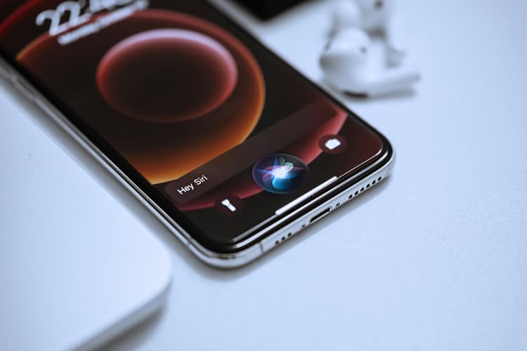 애플, EU선 아이폰·아이패드에 '시리 AI' 못 내놓는다...디지털시장법 충돌로 iOS 27·iPadOS 27서 무산, 맥·비전·워치에만 제공...출시 시점도 미정