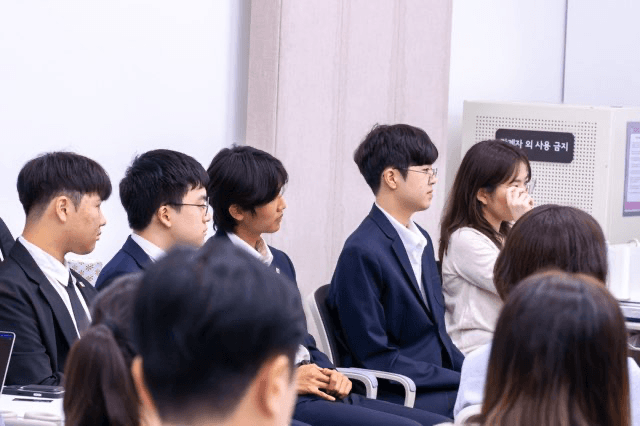 발대식에 참여 중인 한국 대표단. 왼쪽부터 순서대로 최우석, 박진우, 김민준, 이제한, 오승연 학생. 한국정보기술진흥원 제공. image.png