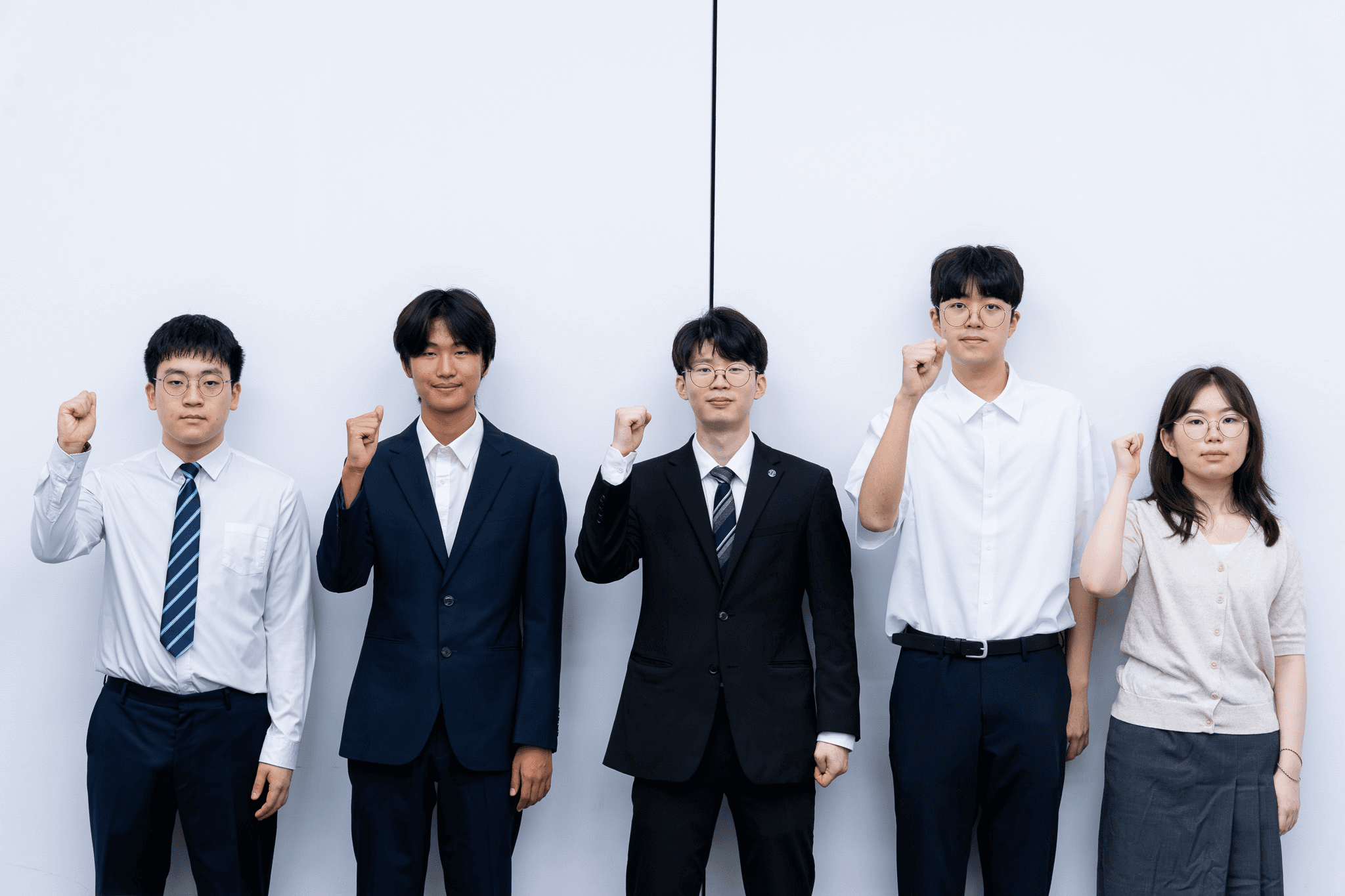 제3회 국제인공지능올림피아드 (IOAI) 한국대표팀 공식 사진. 순서대로 왼쪽부터 박진우 학생, 김민준 학생, 문준수 팀 리더, 이제한 학생, 오승연 학생. image.png